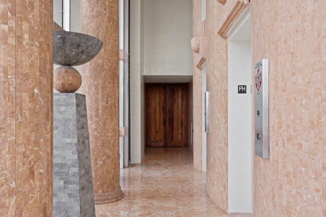 Building Photo - 555 University Ave