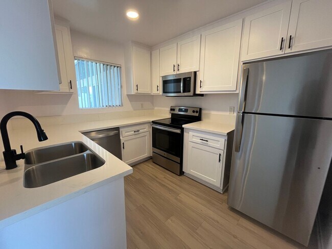 Interior Photo - 4532 Murietta Ave