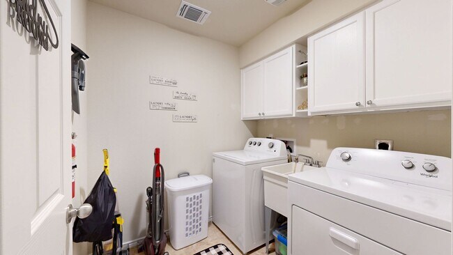 Building Photo - Stunning 4 bedroom home in pristine condition!!!