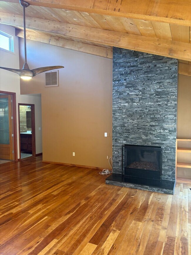 Building Photo - Unfurnished, 1-year long-term rental, Procure Only