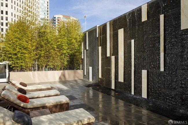 Building Photo - 301 Mission St