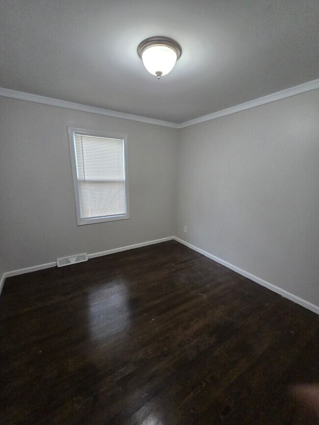 Building Photo - 4 bedrooms 2 bedroom fenced in yard