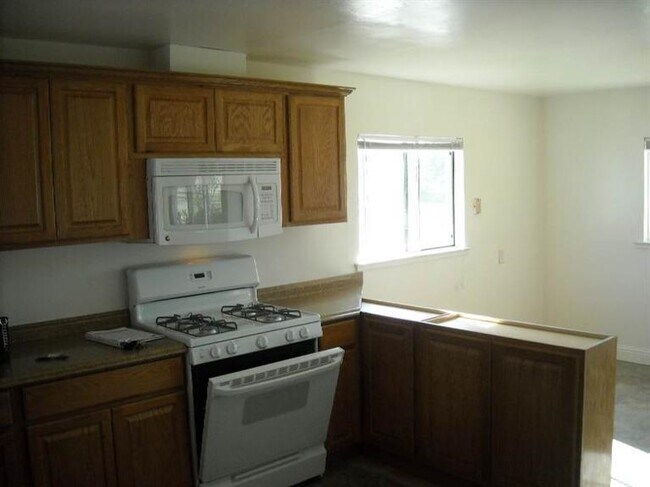 Building Photo - 6832 E Harvey Ave