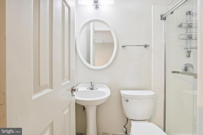 Building Photo - 1596 N Colonial Terrace