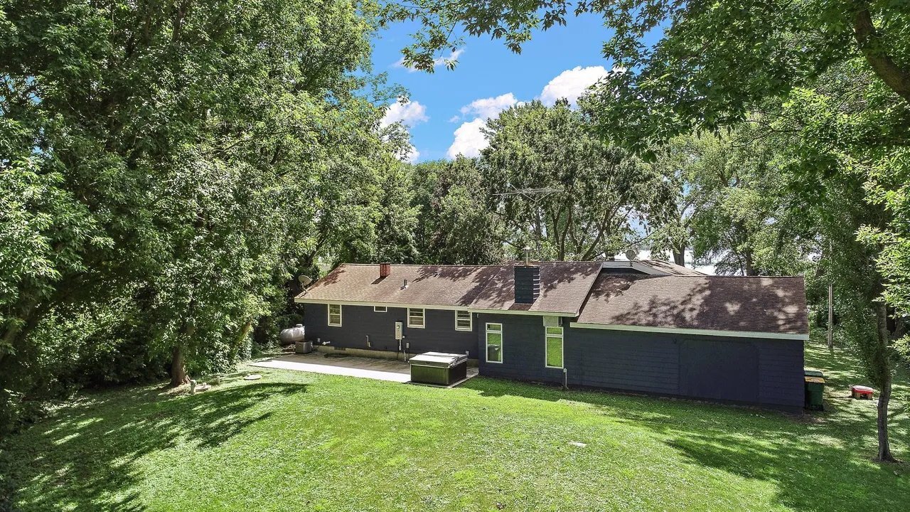 Building Photo - 700 W Pleasure Dr