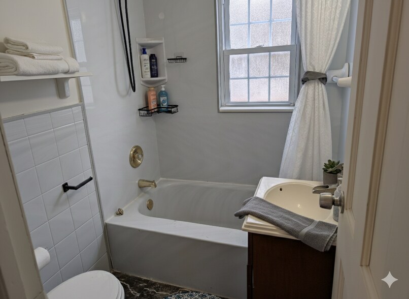 Building Photo - 16 Sadowski St