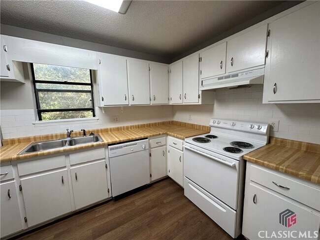 Building Photo - 120 Pinehurst Ct