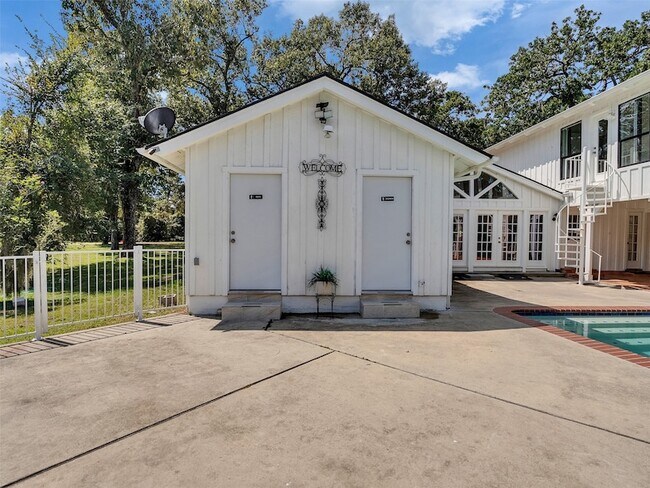Building Photo - 8402 Matthews Ln