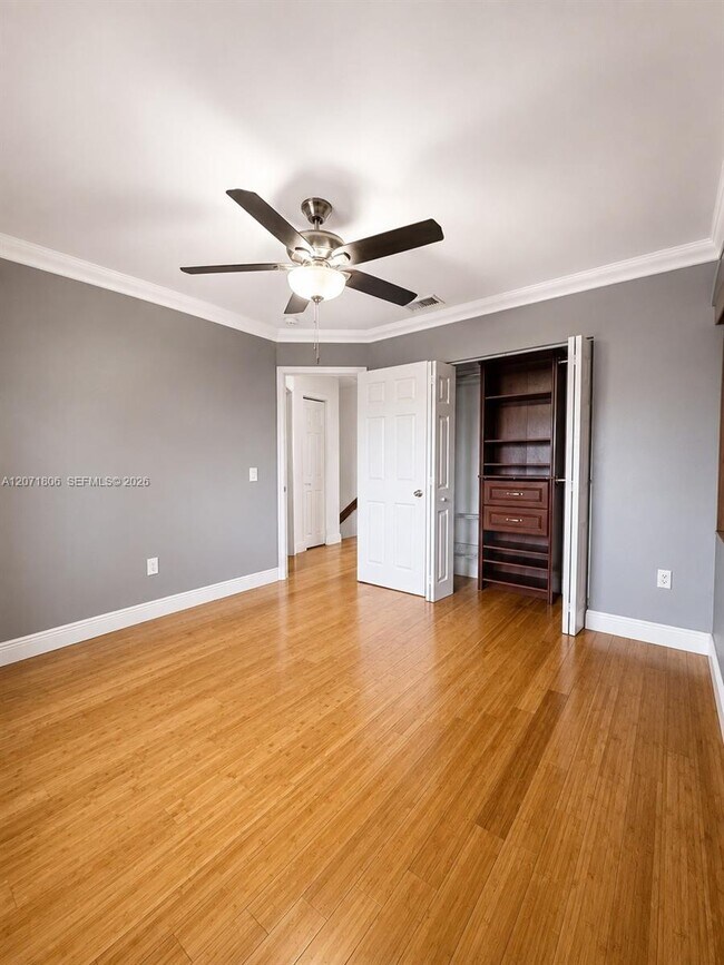 Building Photo - 2561 W 60th Pl