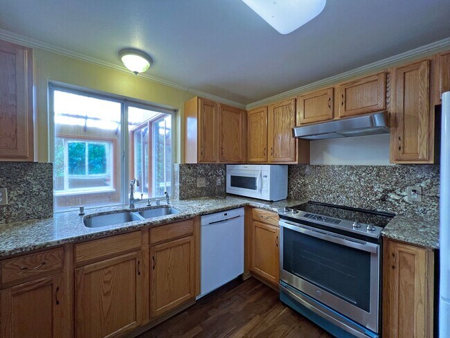 Building Photo - NE Tacoma - Large 3 bedroom 2.5 bathroom w...