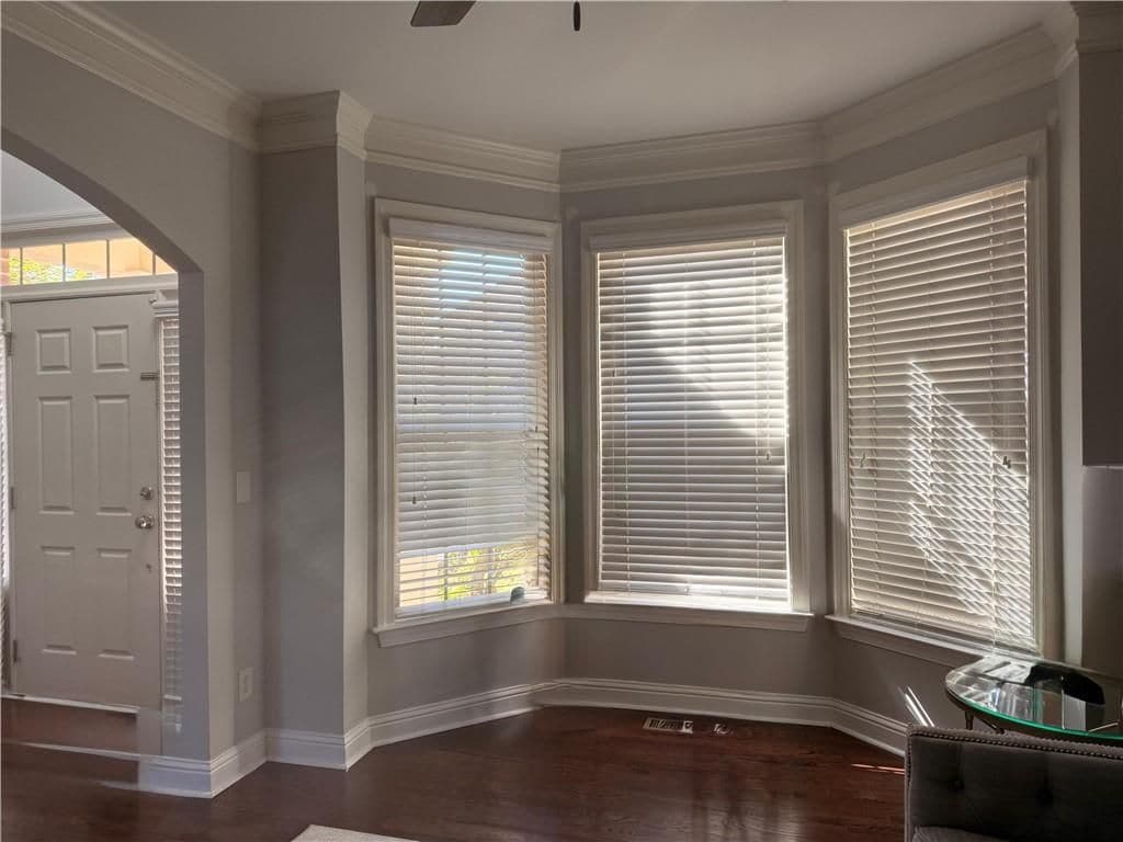 Building Photo - 1880 Manor View