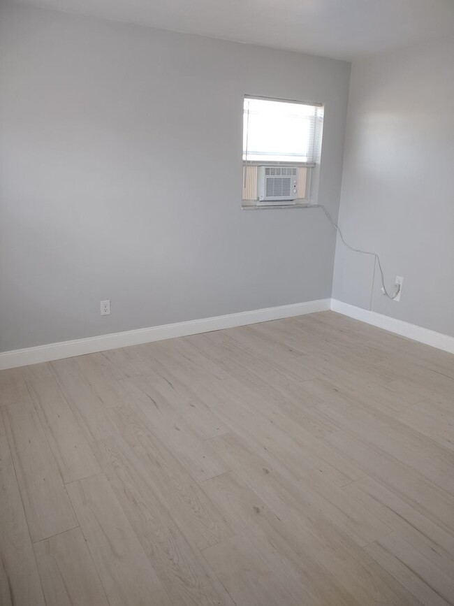 Building Photo - Adorable UPDATED 1 bedroom 1 Bath home wit...