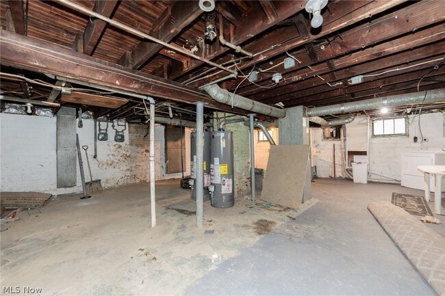 Building Photo - 2035 Chesterland Ave