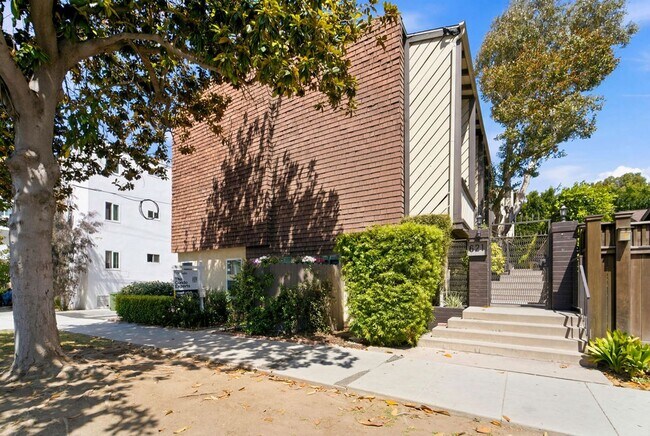 Building Photo - Renovated Coastal Townhome in Prime Santa Monica
