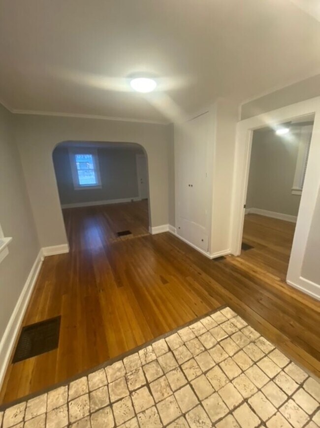 Building Photo - 2 bedroom/1 bath - Available Now