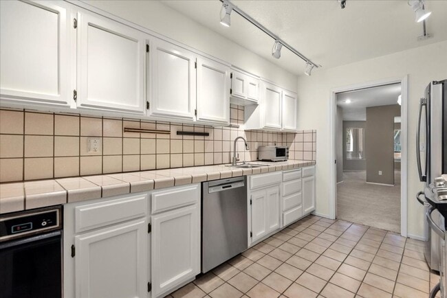 Primary Photo - Beautiful 3 bed 2 bath condo near Downtown...