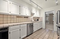 Building Photo - Beautiful 3 bed 2 bath condo near Downtown...