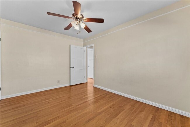 Building Photo - 5918 S Fairfax Ave