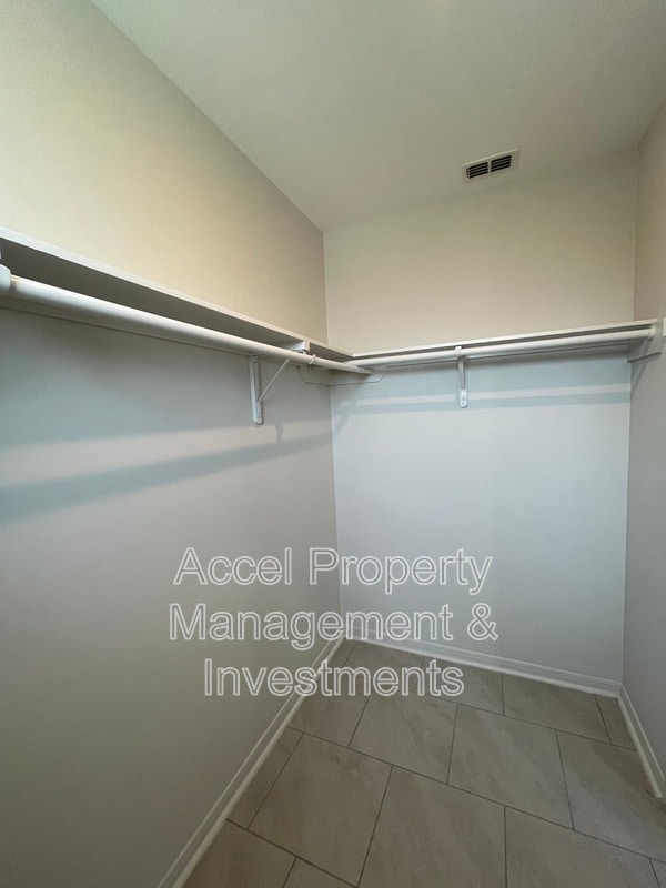 Building Photo - 3302 Oriole Dr