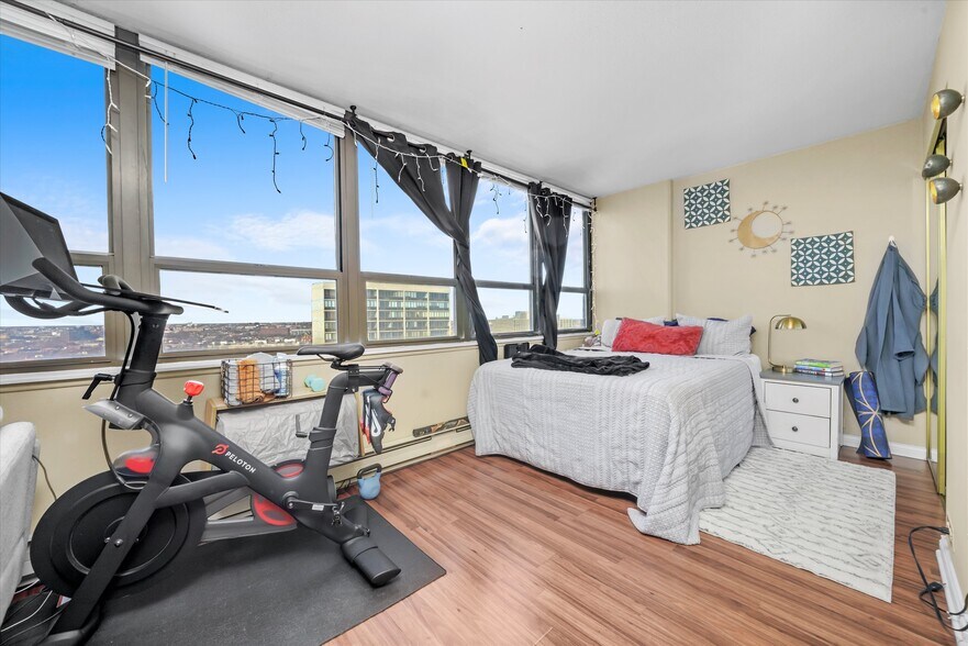 Building Photo - 2740 N Pine Grove Ave