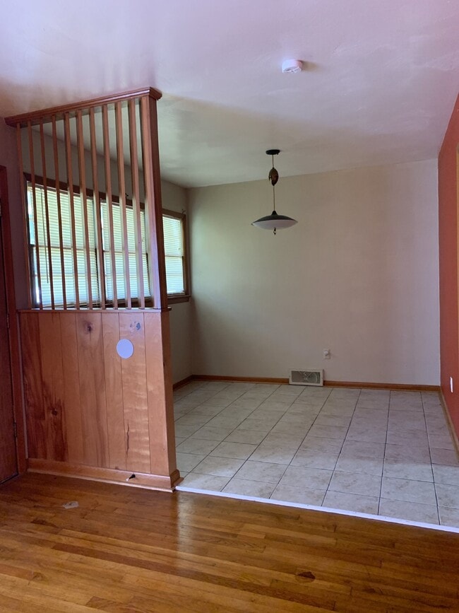 Building Photo - Charming 3-Bedroom Home with 2 Full Bathro...