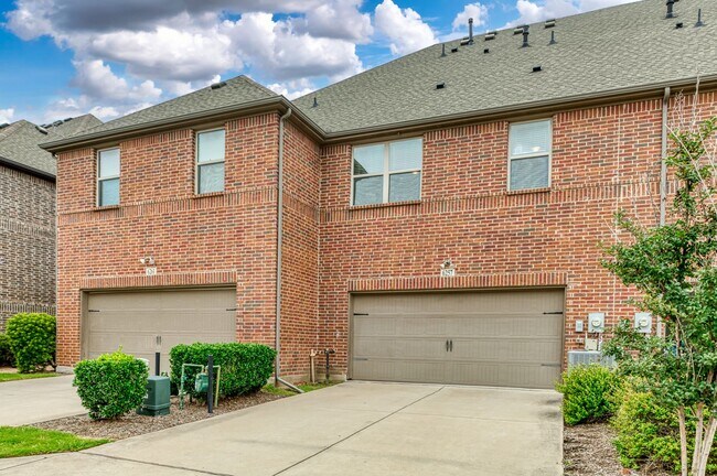 Building Photo - Beautiful 3 Bedroom Luxury Townhome, MCKIN...