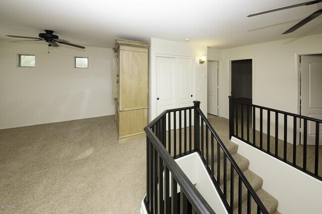 Building Photo - BEAUTIFUL 4 BED 2.5 BATH, OVER 2300SQFT., ...