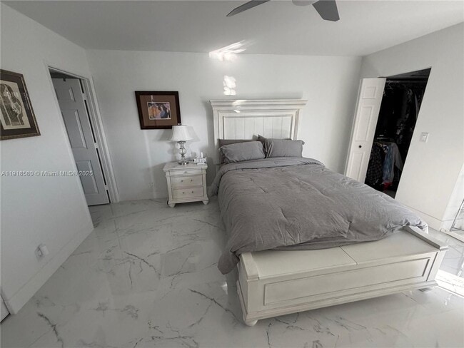 Building Photo - 7290 Kinghurst Dr