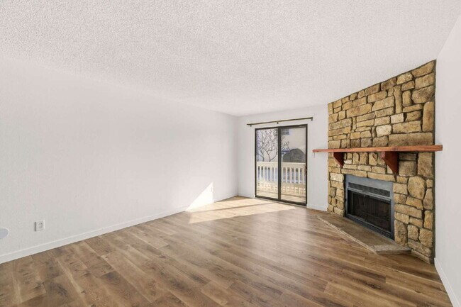 Building Photo - Light and Bright 2-Bed 2-Bath Home Available Immediately!