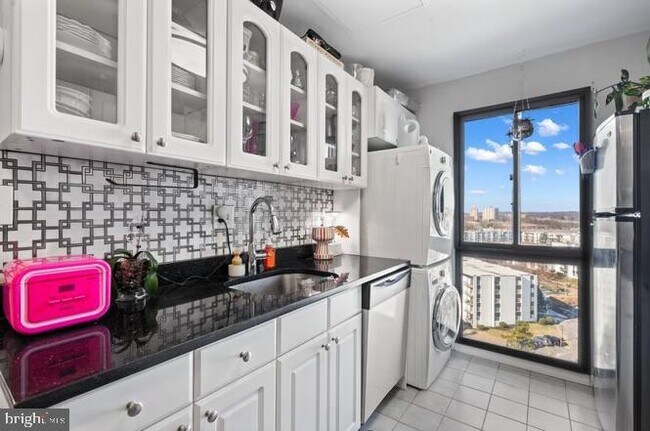 Building Photo - 250 S Reynolds St