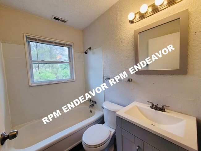 Building Photo - Move in Ready 2bed-1 bath Pet Friendly