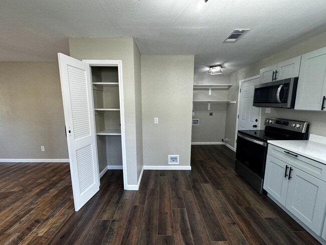 Building Photo - BUENA VISTA