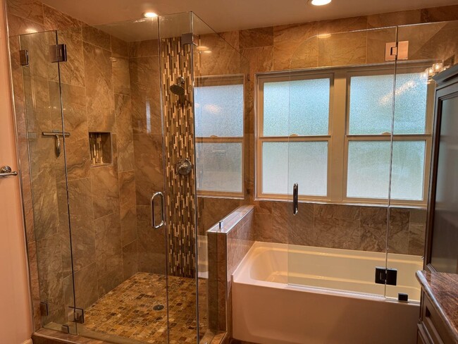 Building Photo - 1359 Country Club Dr