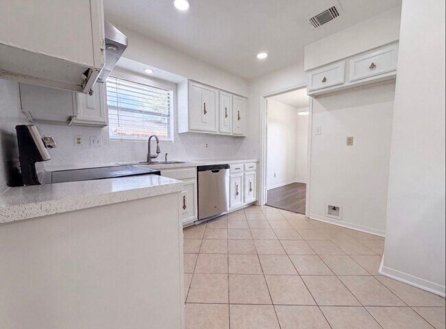 Building Photo - 6623 Vialinda Dr