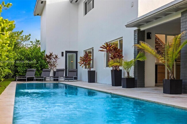 Building Photo - 1651 SW 13th Ave