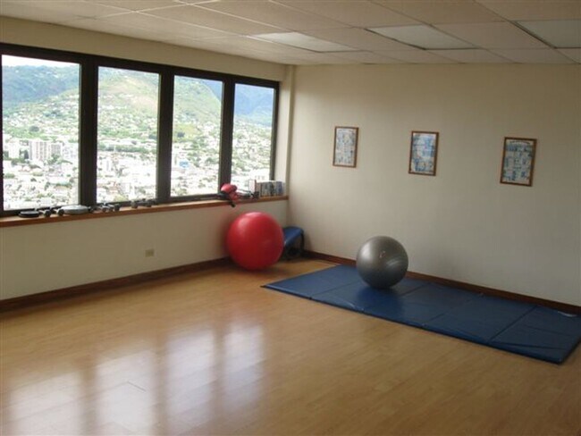 Building Photo - Renovated 1BR/1BA in Waikiki – Steps from ...