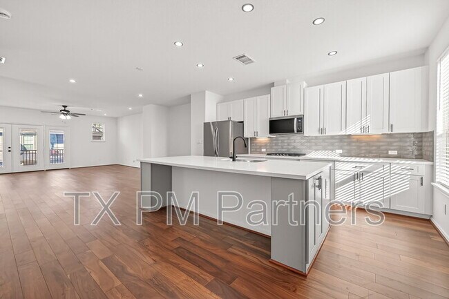 Building Photo - 10949 Cannes Memorial Dr