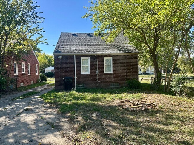Building Photo - Beautiful Brick Bungalow