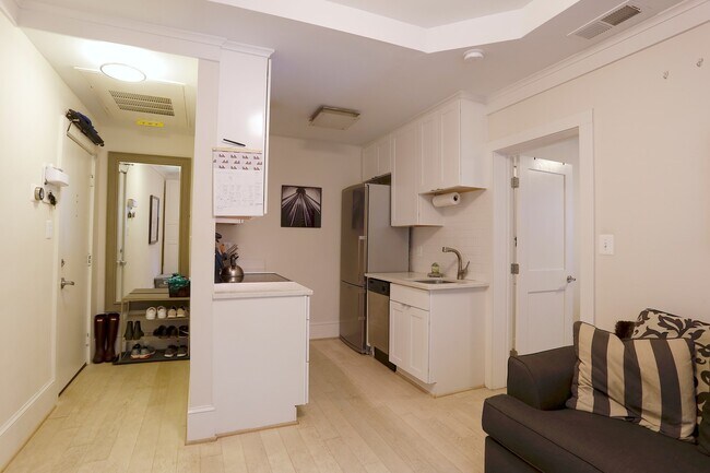 Building Photo - Parking Included! 1 Bedroom 1 Bathroom Cor...