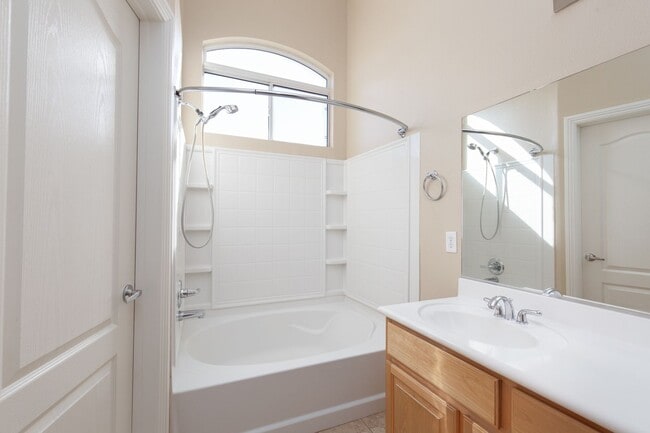 Building Photo - LARGE 3 BED, 2.5 BATH TOWNHOME IN GATED ALIANTE POOL COMMUNITY