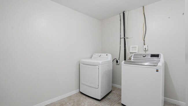Building Photo - 4 Bedroom Townhome in Daybreak!!