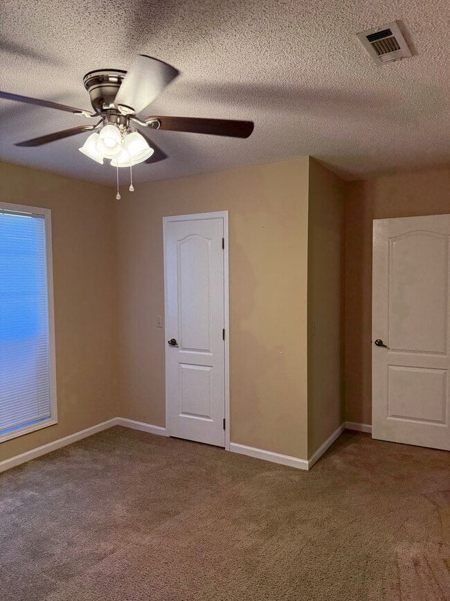 Building Photo - 156 Lakeside Dr