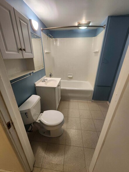 Building Photo - 2555 S 68th St