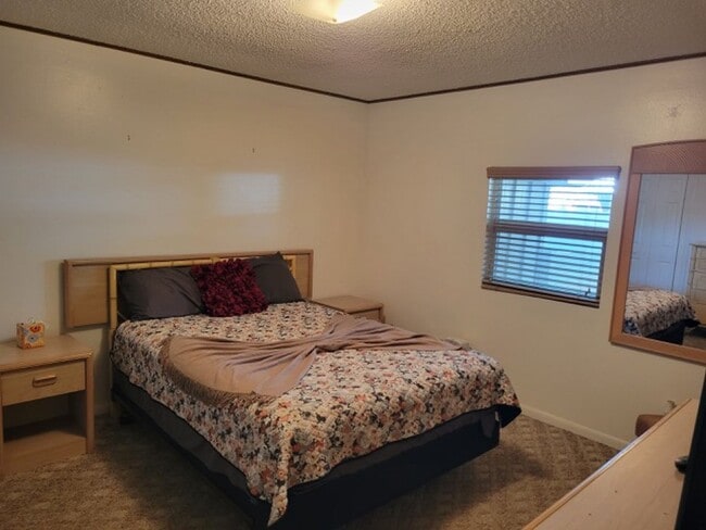 Building Photo - Quaint yet spacious 2/1 duplex avaliable f...