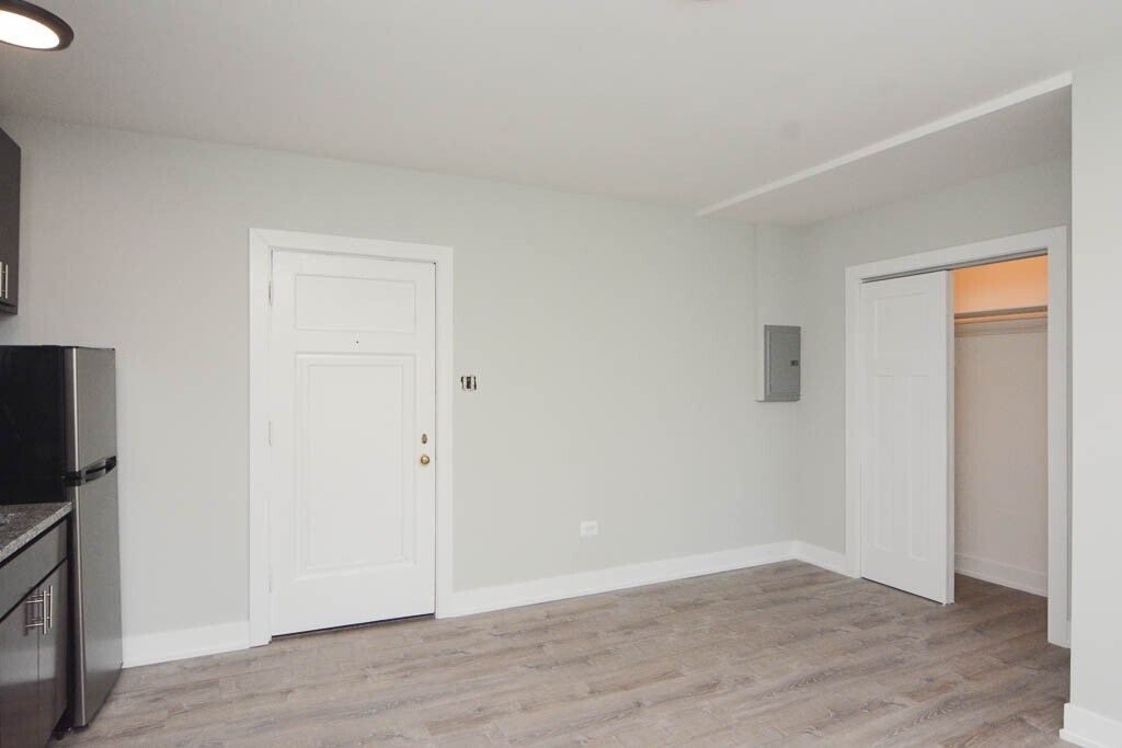 Building Photo - 4549 N Damen Ave