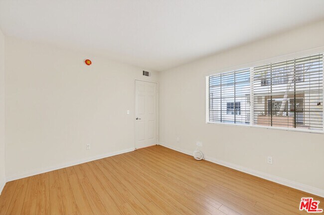 Building Photo - 21450 Burbank Blvd