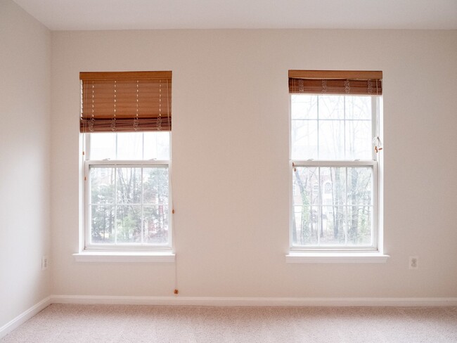 Building Photo - Your Dream Townhome Awaits!