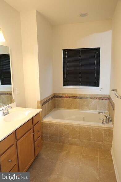 Building Photo - 9456 Ballard Green Dr