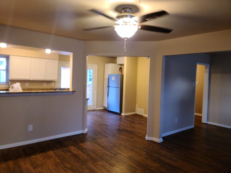 Building Photo - 2539 Hillsboro Ave