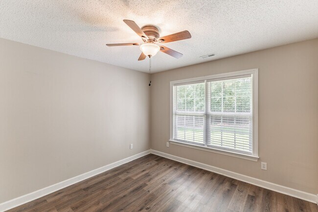 Building Photo - 127 Knotting Pl